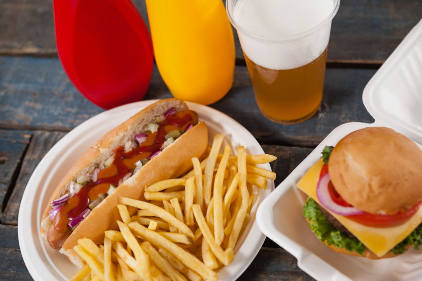 Egyszer használatos műanyag tányér: praktikus megoldás ott, ahol a porcelánnak nincs helye!