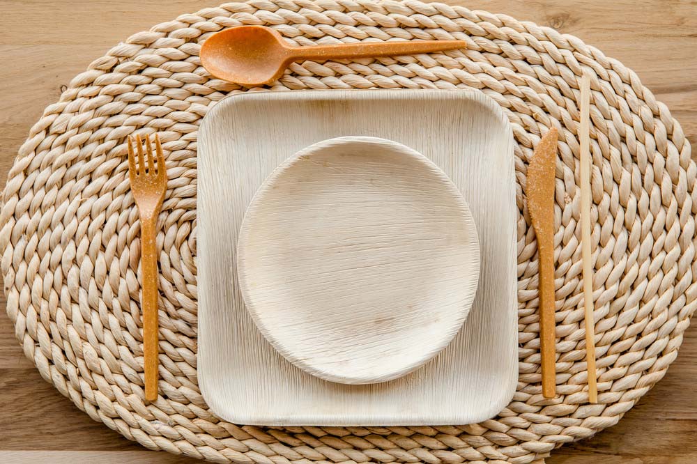 A vendéglátás világában minden részlet számít. A menü kreativitása, a tálalás harmóniája, a kiszolgálás gördülékenysége mind hozzájárul ahhoz, hogy a vendégeid elégedetten távozzanak. Van azonban valami, amit sokan hajlamosak háttérbe szorítani, pedig kulcsszerepe van: az evőeszköz. Gondolj csak bele: mielőtt a vendéged megkóstolná az ételt, először megfogja a villát, nem igaz? Az első benyomás tehát itt kezdődik. De vajon milyen evőeszköz szolgálja a Te céljaidat? Nézzük meg közelebbről a lehetőségeket!